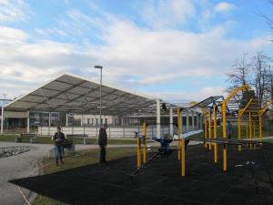 Nameščanje naprave za športno vadbo.